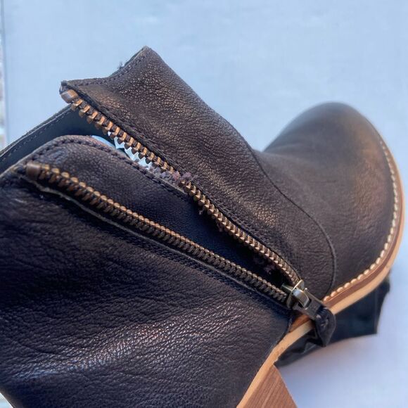 Urban Outfitters Pebbled Leather Side Zip Bootie 2.5” Stacked Heel sz 7 - Picture 5 of 8